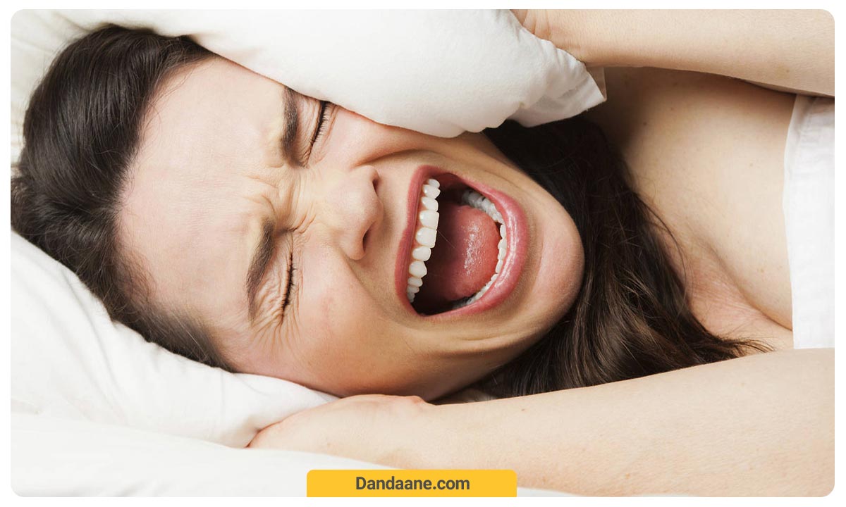 تصویر یک زن که از دندان درد شدید رنج می برد