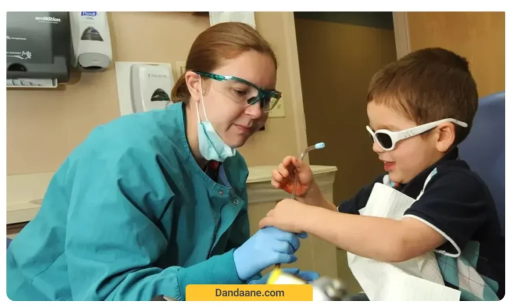 عکسی از رفتار مناسب دندانپزشک متخصص کودکان با کودک