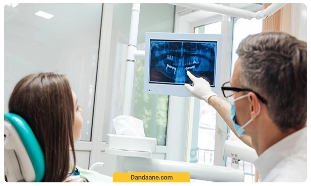 متخصص در حال نشان دادن مشکلات دهان و دندان به بیمار 