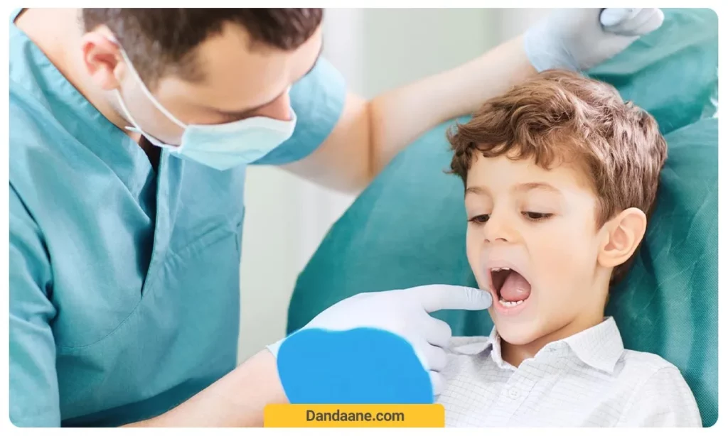 عکسی از بررسی وضعیت سلامت دهان کودک توسط دندانپزشک متخصص کودکان