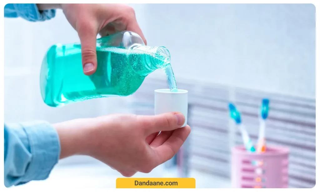 عکسی از خالی کردن مایع دهان شویه در لیوان مخصوص