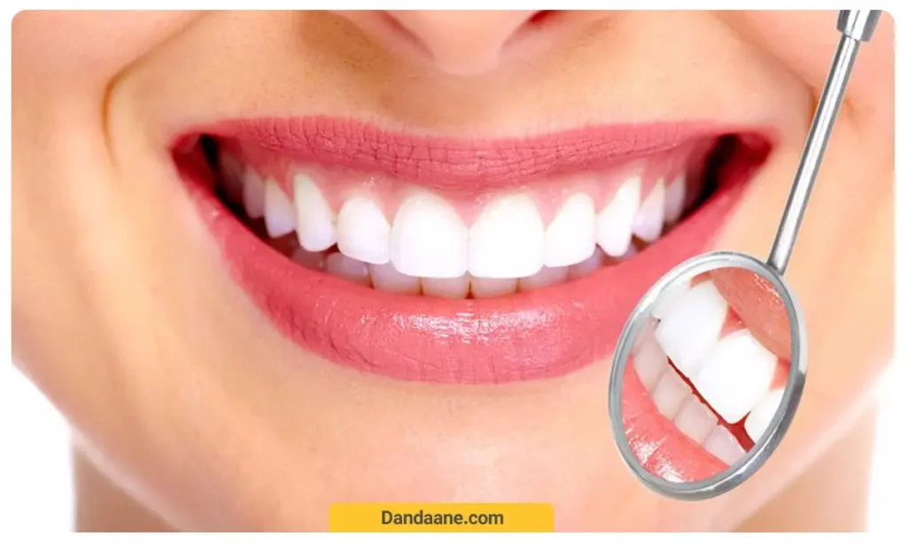 تصویر یک بیمار که در حال مشاهده لمینت دندان است