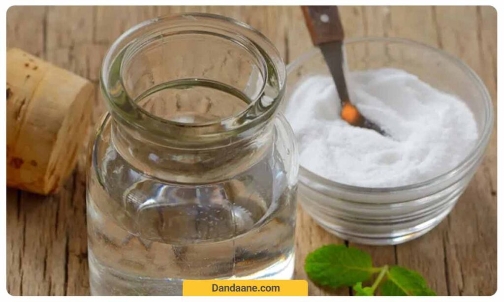 شستشوی دهان با آب نمک جز راهکارهای مفید برای درمان برفک دهان است.