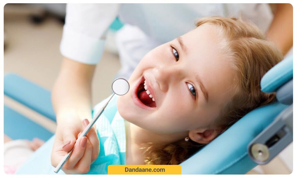 تصویر کودک در حال دریافت درمان کانال ریشه دندان شیری