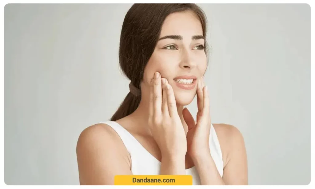 تصویر یک دختر که از صدا دادن فک رنج می برد