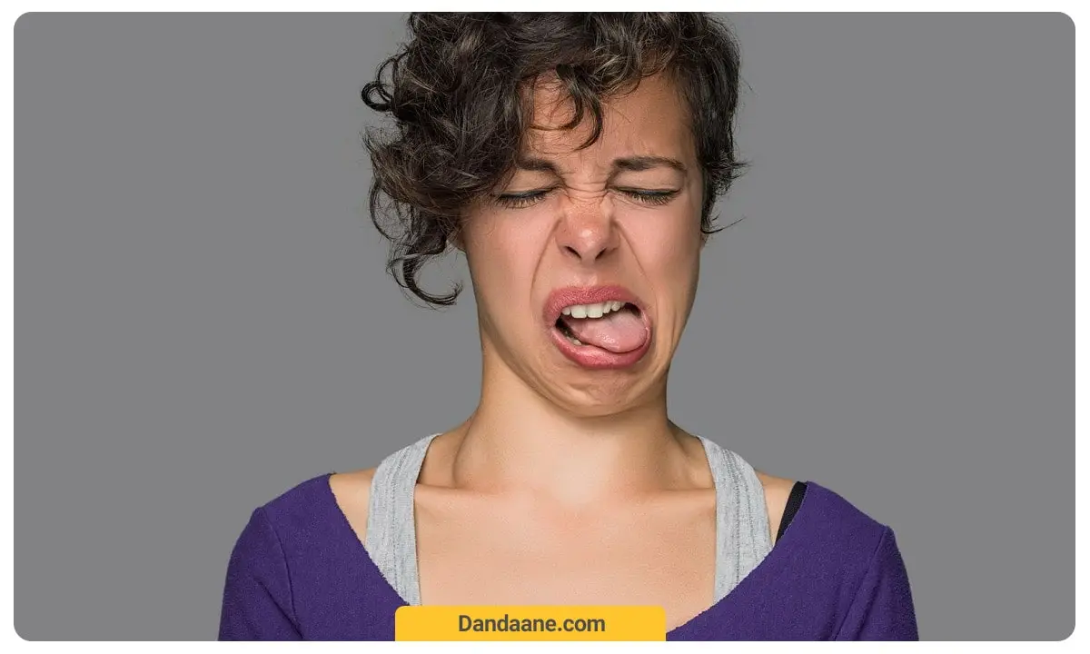 تصویر یک خانم که با مزه تلخ دهن مواجه شده است 