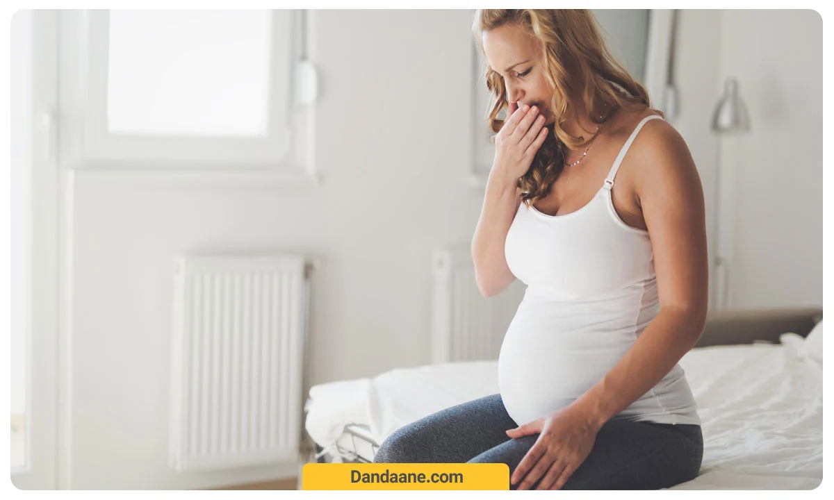 تصویر یک زن باردار که دچار تلخی دهان شده است .