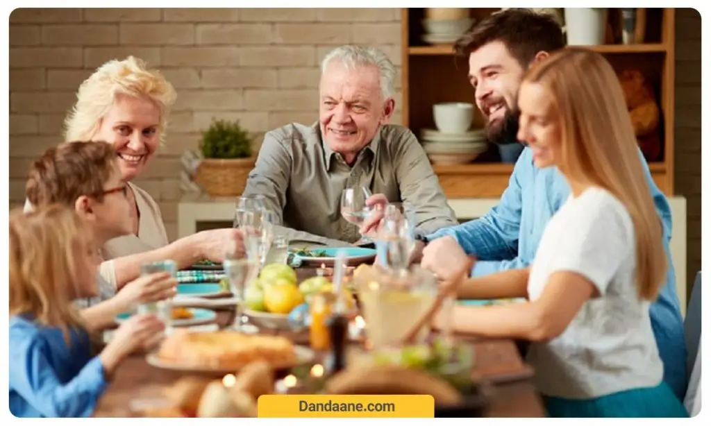 یک خانواده که دور یک میز نشسته و در حال صحبت کردن با هم هستند