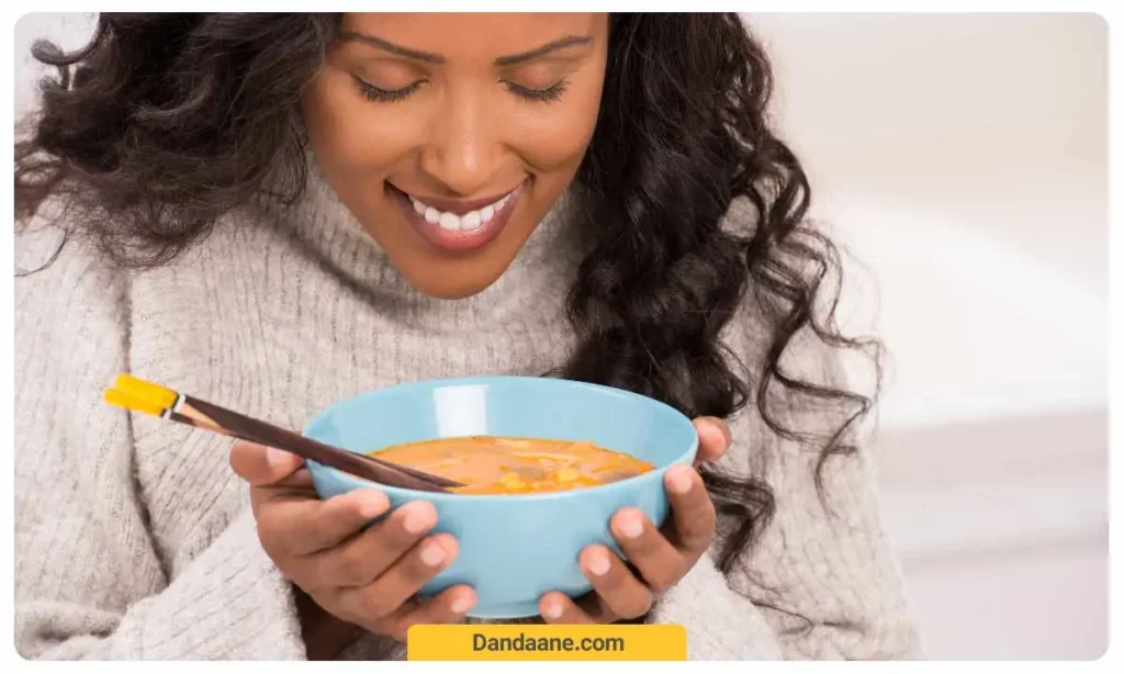 تصویر یک دختر که درحال خوردن سوپ 