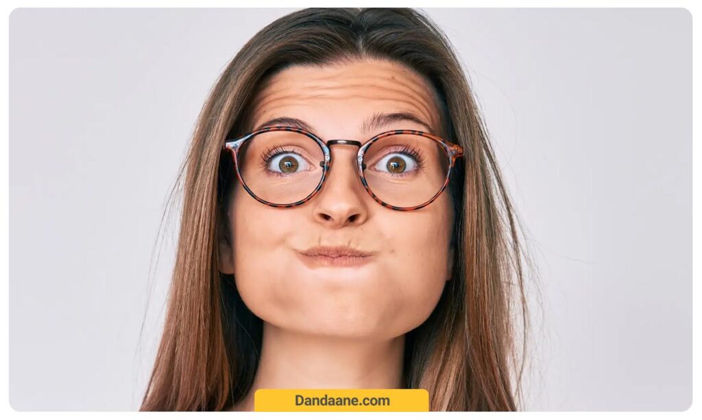 خانمی که در حال شستشوی دهان با روغن برای رفع زری دندان است