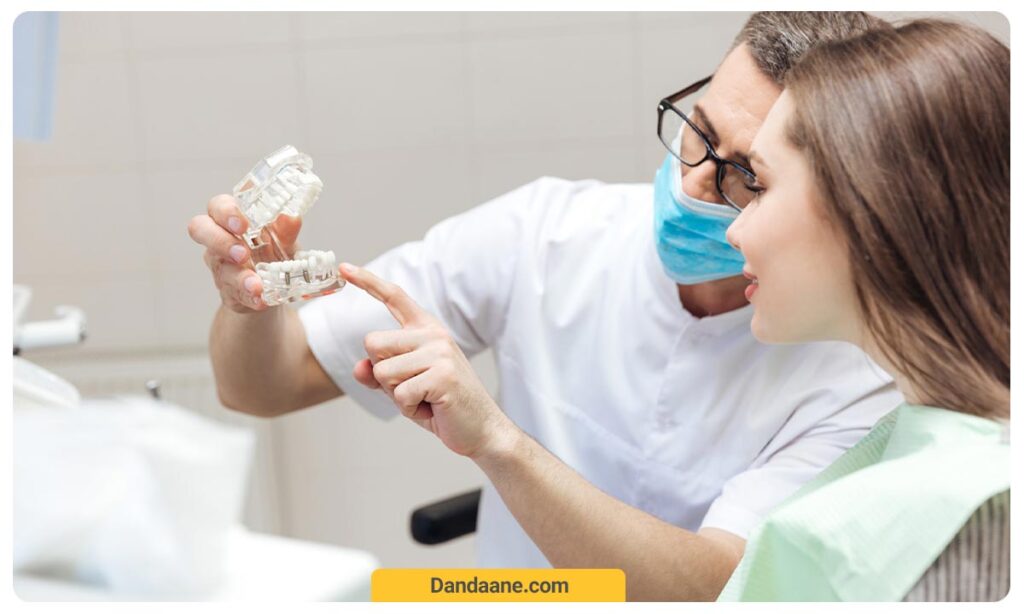 تصویری از نشان دادن قابل پروتز ایمپلنت دندان توسط پزشک به متقاضی