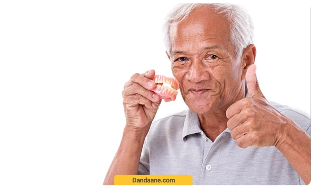 تصویر یک بیمار که از دندان مصنوعی فوری رضایت دارد 