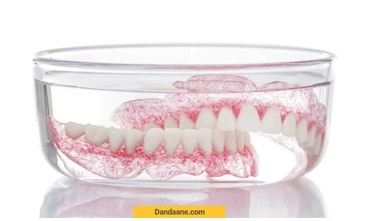 تمیز کردن و قرار دادن دندان مصنوعی ژله ای در آب